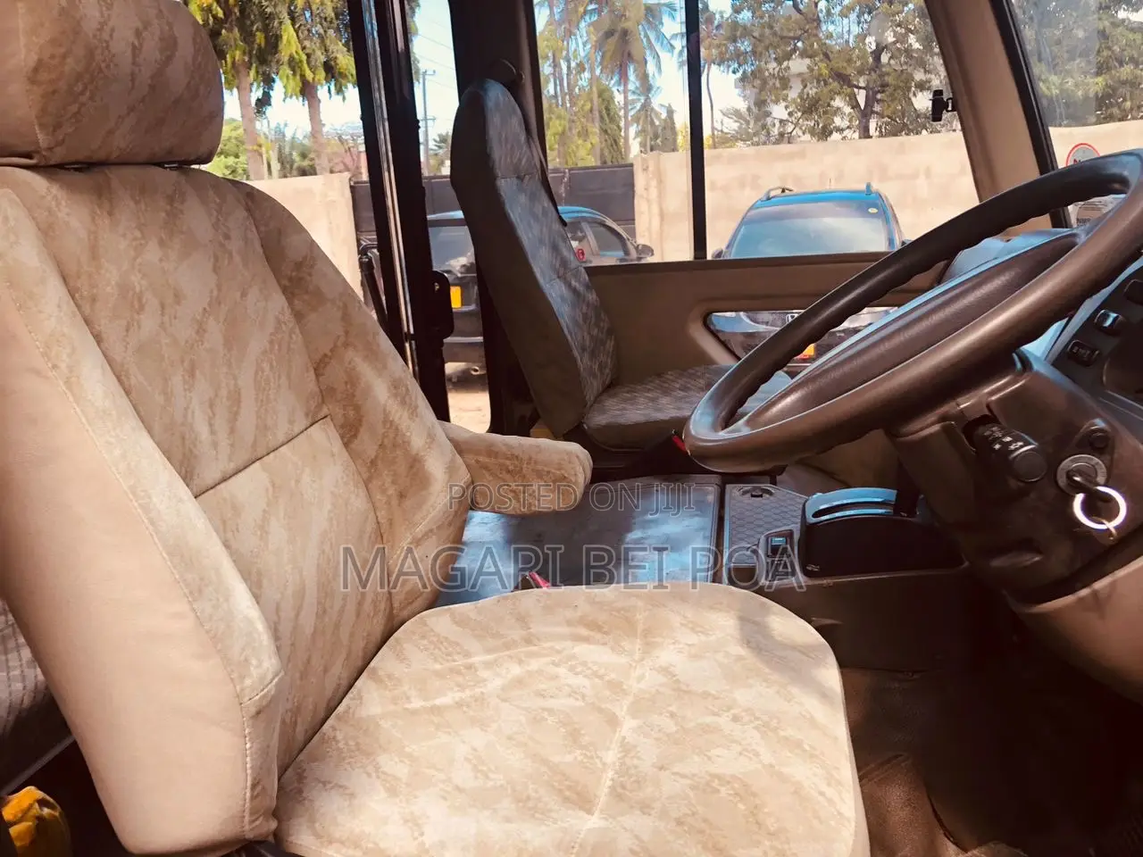 Mitsubishi Fuso Rosa 2000 Red