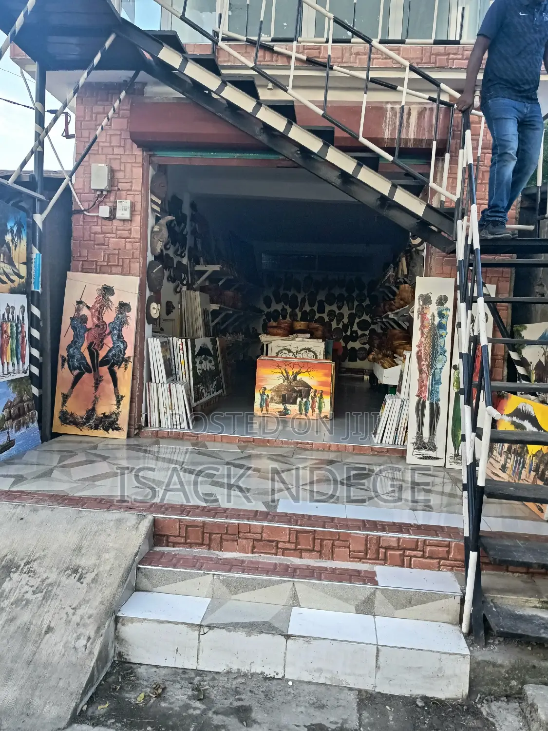 Fremu Ya Vinyago Inapangishwa