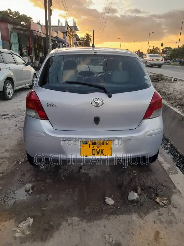 Toyota Vitz 2004 Silver