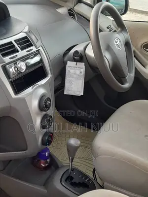 Toyota Vitz 2004 Silver
