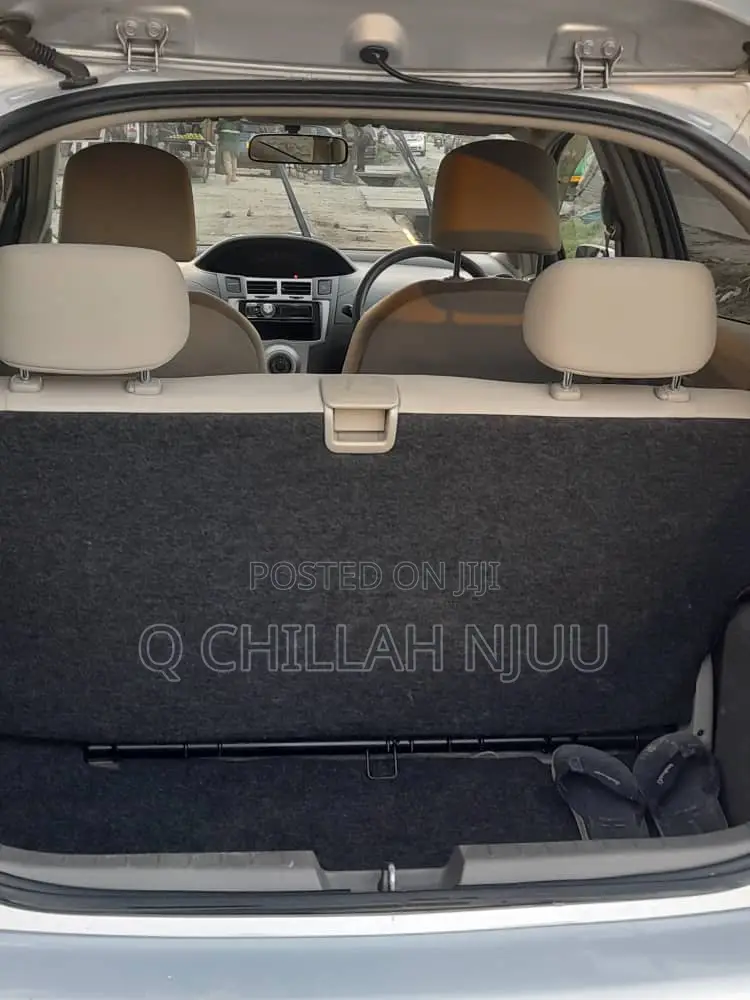 Toyota Vitz 2004 Silver