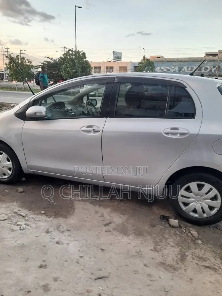 Toyota Vitz 2004 Silver
