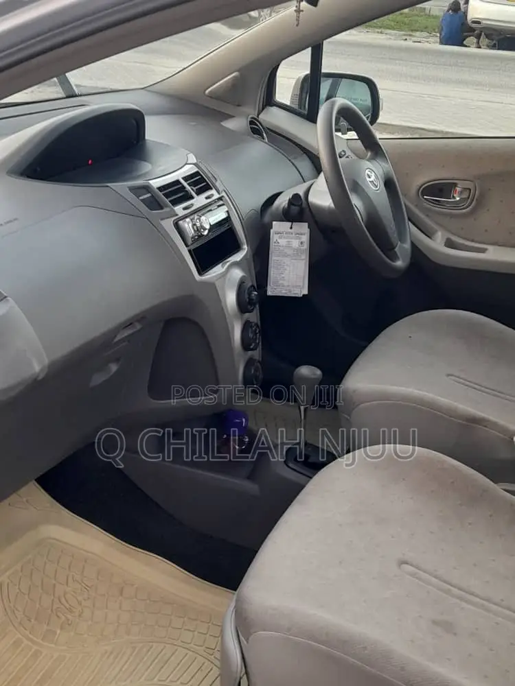 Toyota Vitz 2004 Silver