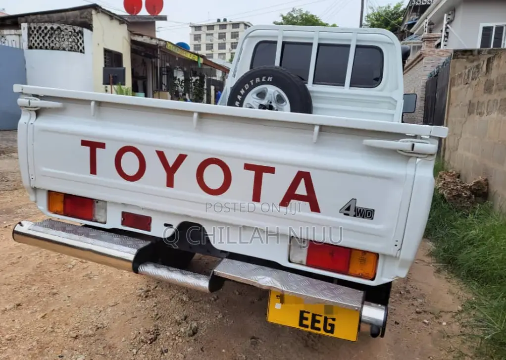 Toyota Land Cruiser 2010 White