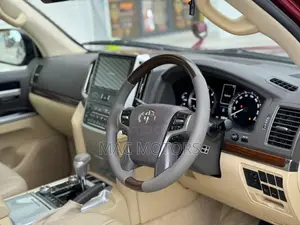 Toyota Land Cruiser 4.6 V8 ZX 2018 Burgundy