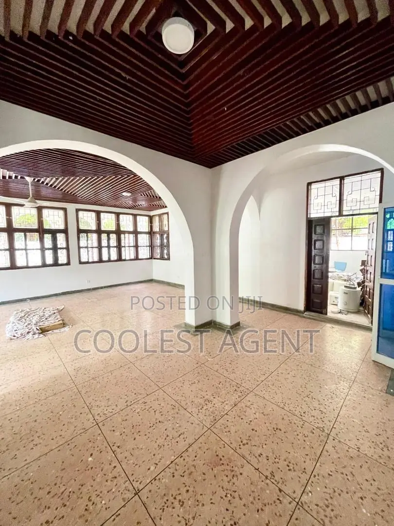8bdrm Bungalow in Masaki, Kinondoni for rent