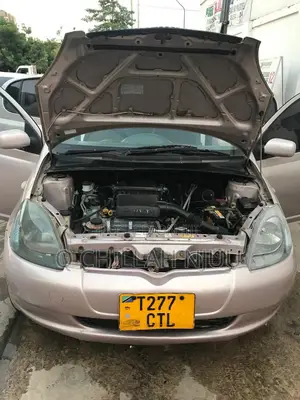 Toyota Vitz 2000 Silver