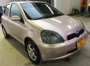Toyota Vitz 2000 Silver