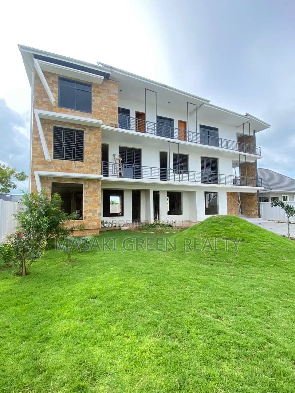8bdrm Apartment in Mbweni, Kinondoni for sale