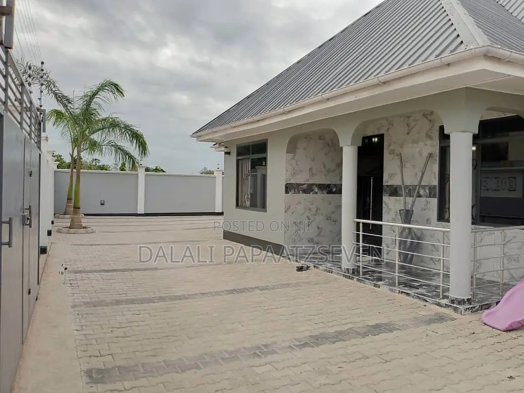 3bdrm House in Dalalipapaatzseven, Kinondoni for sale