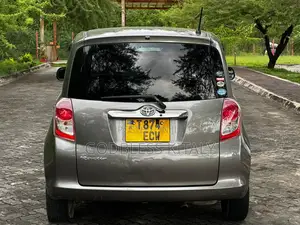 Toyota Ractis 2006 Gray