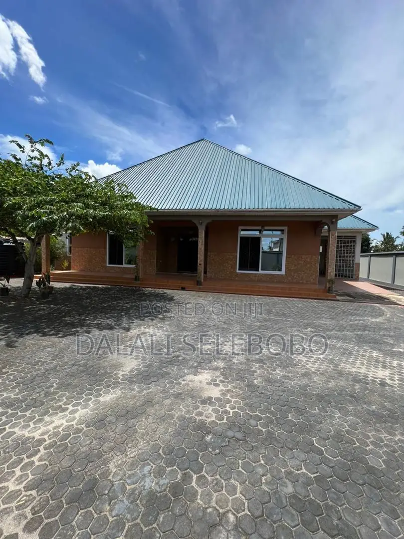 5bdrm Bungalow in Bunju Beach for sale