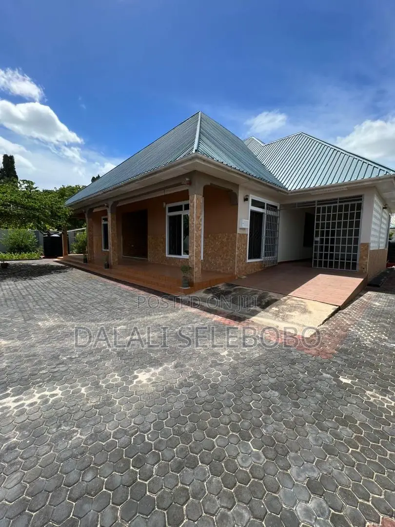5bdrm Bungalow in Bunju Beach for sale