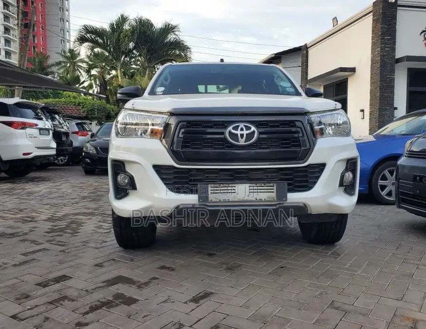 Toyota Hilux SR 4x4 2019 White
