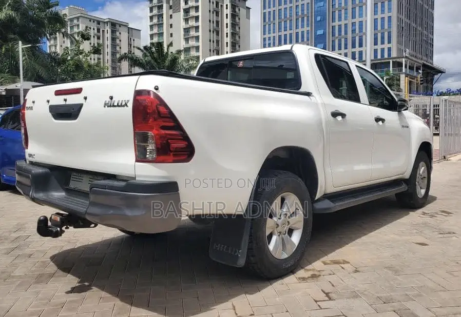 Toyota Hilux SR 4x4 2019 White