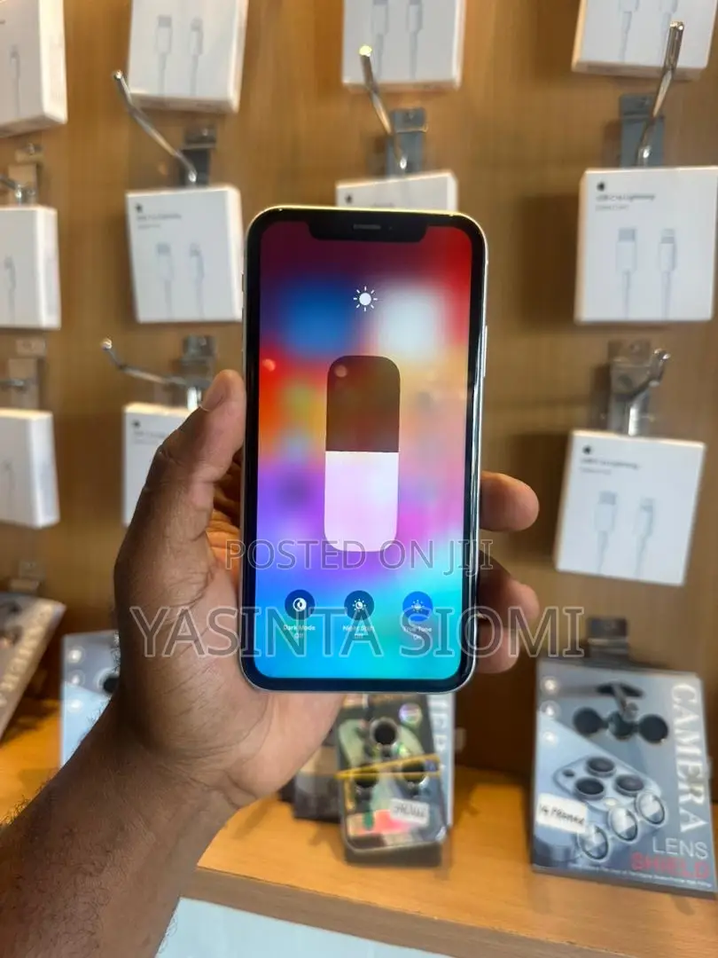 Apple iPhone XR 64 GB White