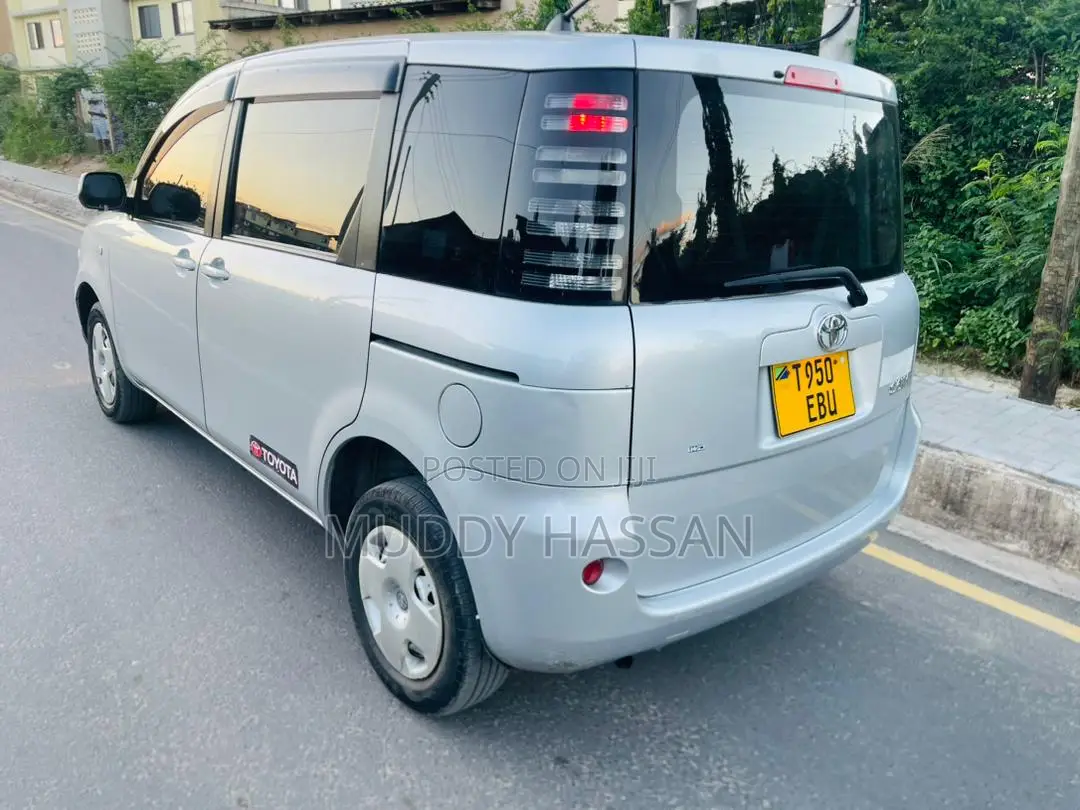 Toyota Sienta 2004 Silver