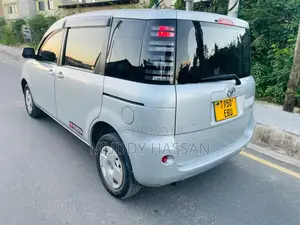 Toyota Sienta 2004 Silver