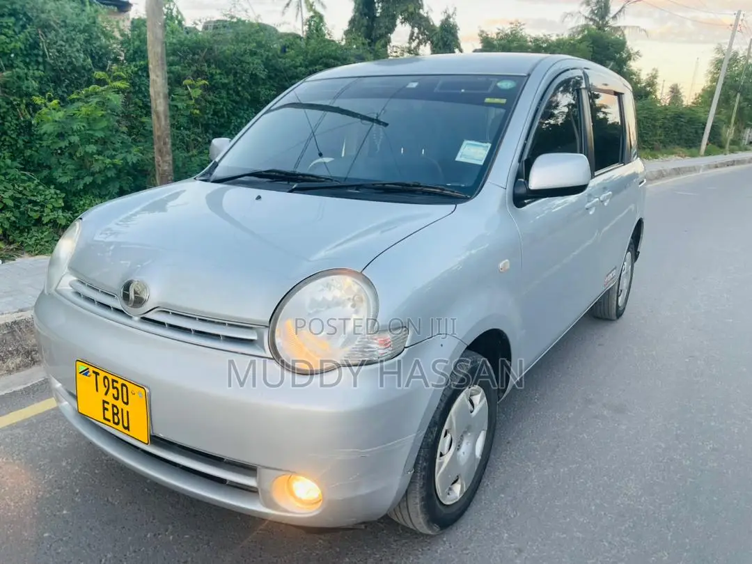 Toyota Sienta 2004 Silver