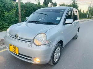 Toyota Sienta 2004 Silver