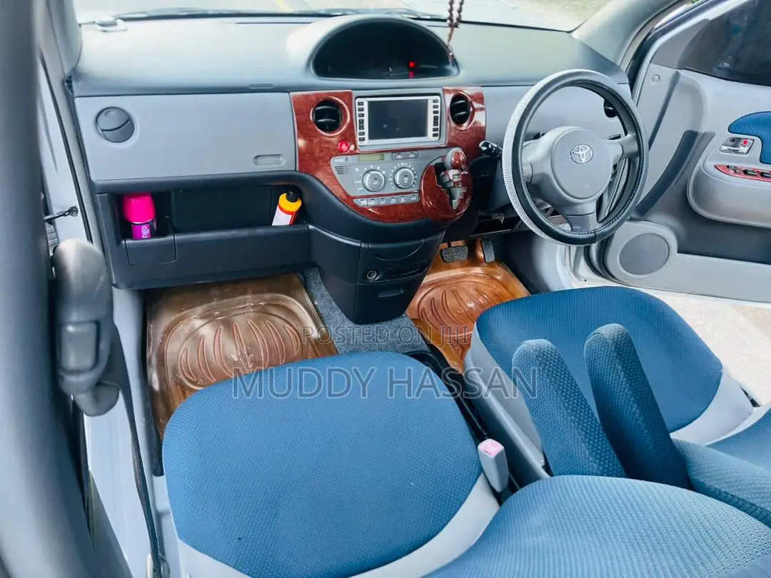 Toyota Sienta 2004 Silver