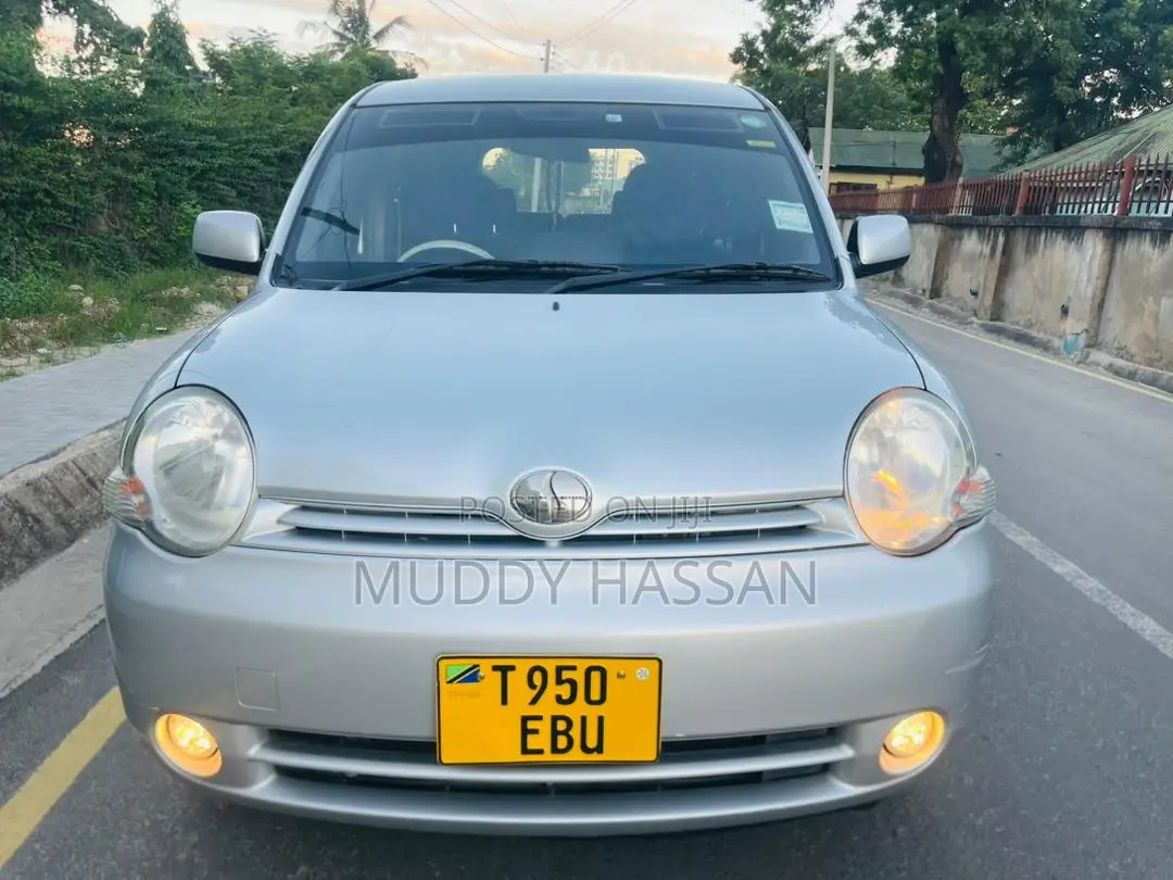 Toyota Sienta 2004 Silver