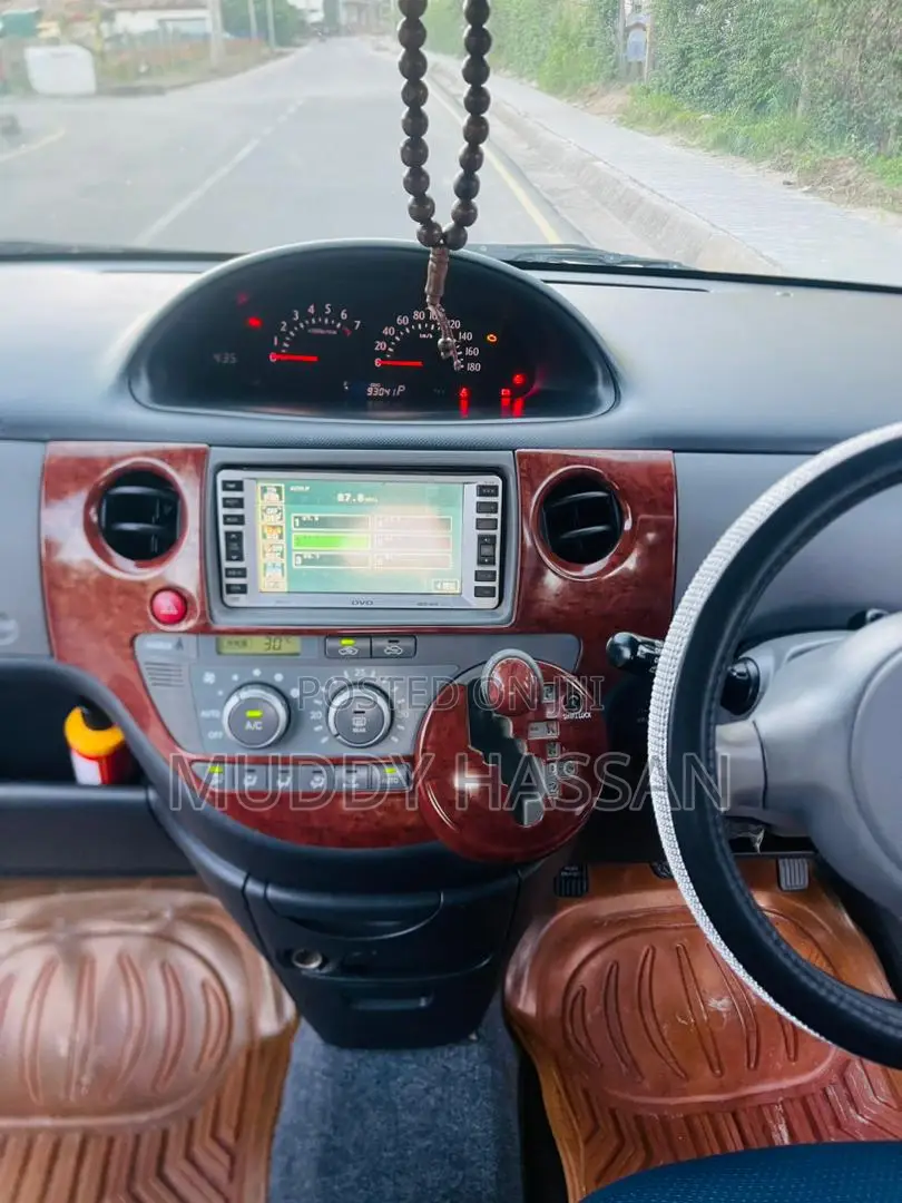 Toyota Sienta 2004 Silver