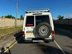 Toyota Land Cruiser 2011 White