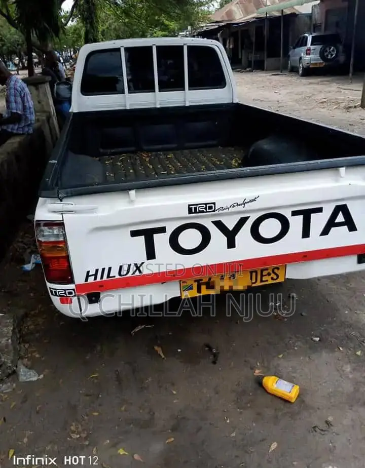 Toyota Hilux 2003 White