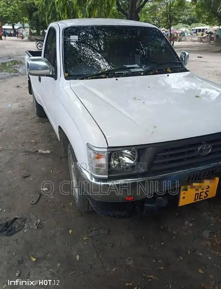 Toyota Hilux 2003 White