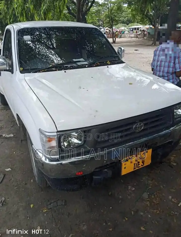 Toyota Hilux 2003 White