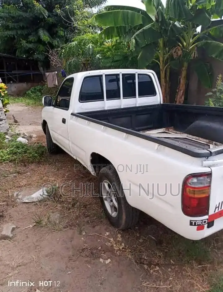 Toyota Hilux 2003 White