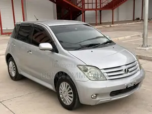 Photo - Toyota IST 2004 Silver