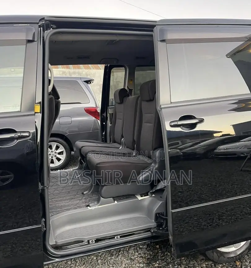 Toyota Noah 2.0 143hp AWD (7 Seater) 2009 Black