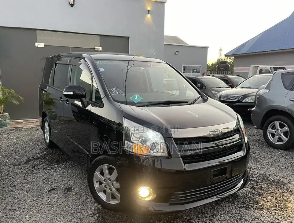 Toyota Noah 2.0 143hp AWD (7 Seater) 2009 Black