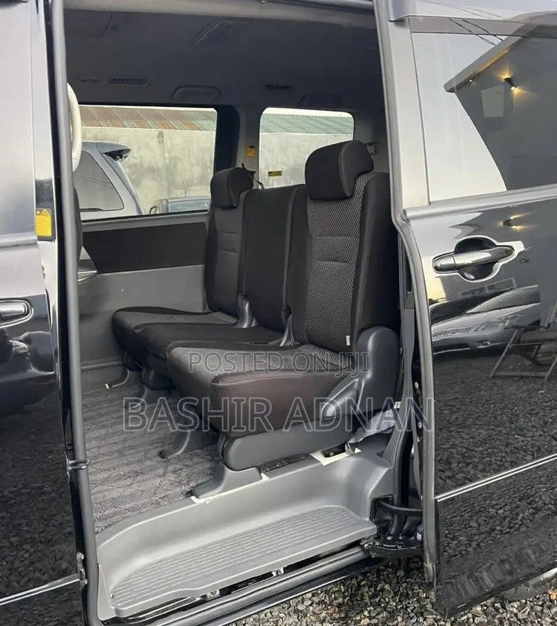 Toyota Noah 2.0 143hp AWD (7 Seater) 2009 Black