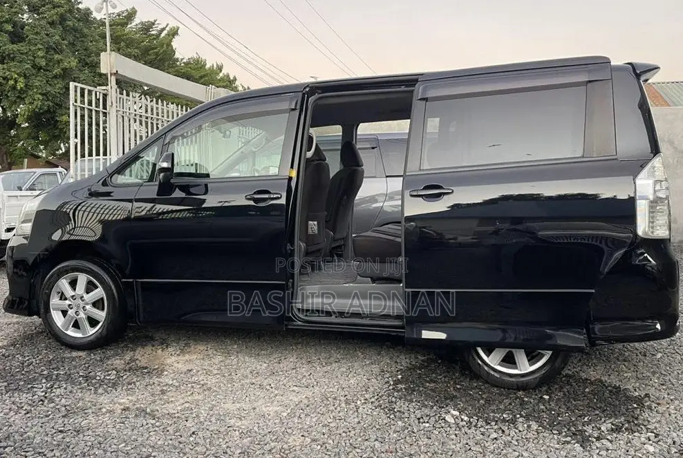Toyota Noah 2.0 143hp AWD (7 Seater) 2009 Black