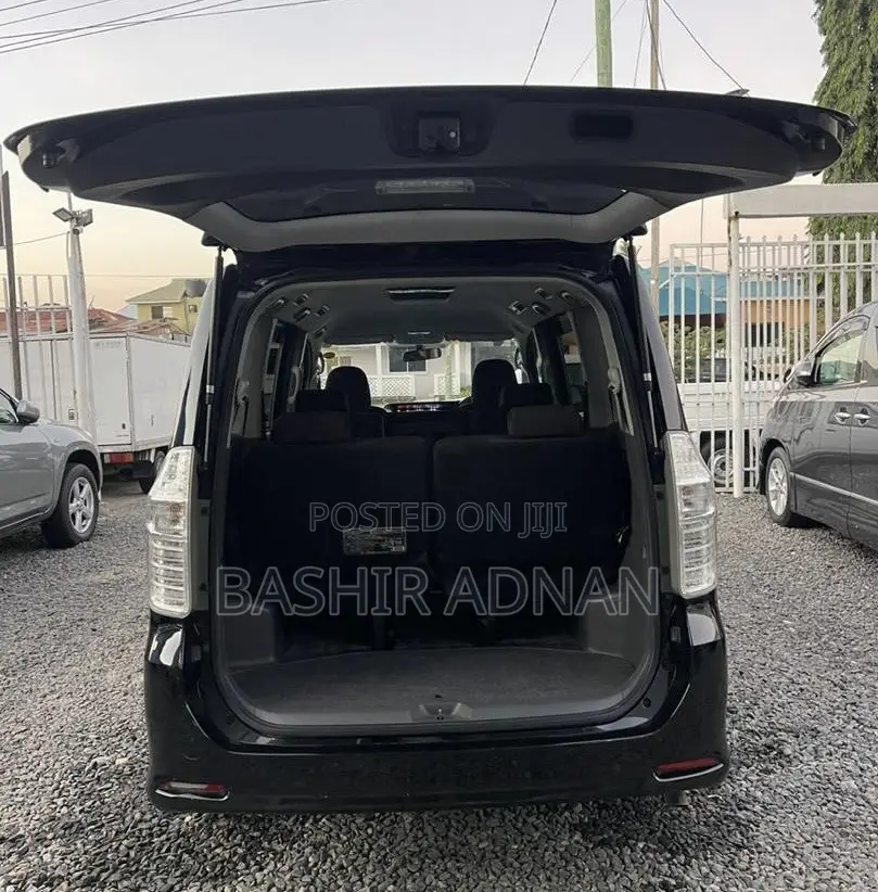 Toyota Noah 2.0 143hp AWD (7 Seater) 2009 Black