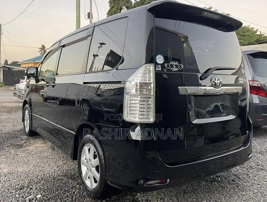 Toyota Noah 2.0 143hp AWD (7 Seater) 2009 Black