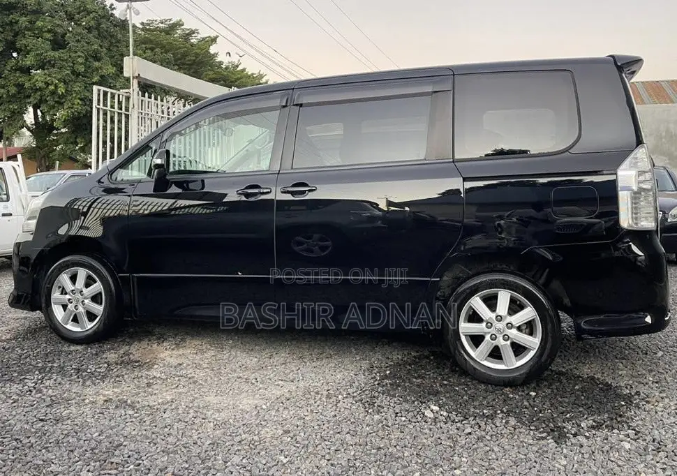 Toyota Noah 2.0 143hp AWD (7 Seater) 2009 Black