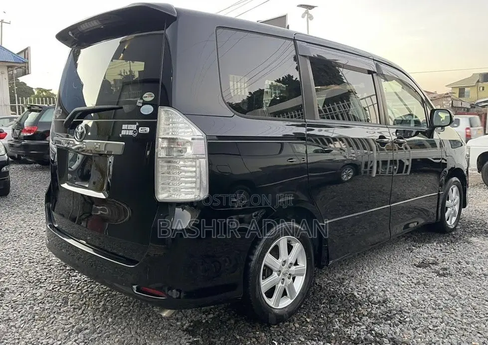 Toyota Noah 2.0 143hp AWD (7 Seater) 2009 Black