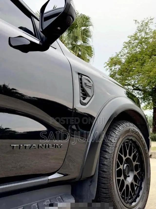 Ford Everest 2023 Black