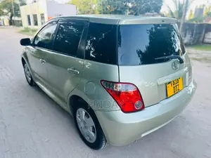 Toyota IST 2007 Green