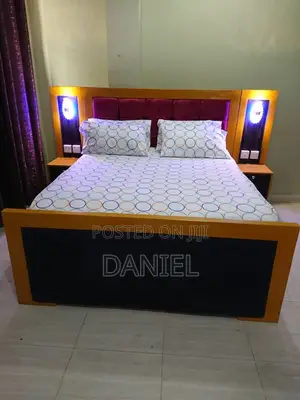 Photo - Kitanda Cha Mbao Mixer Na Sofa 5 Kwa 6 Brown Na Bedsides