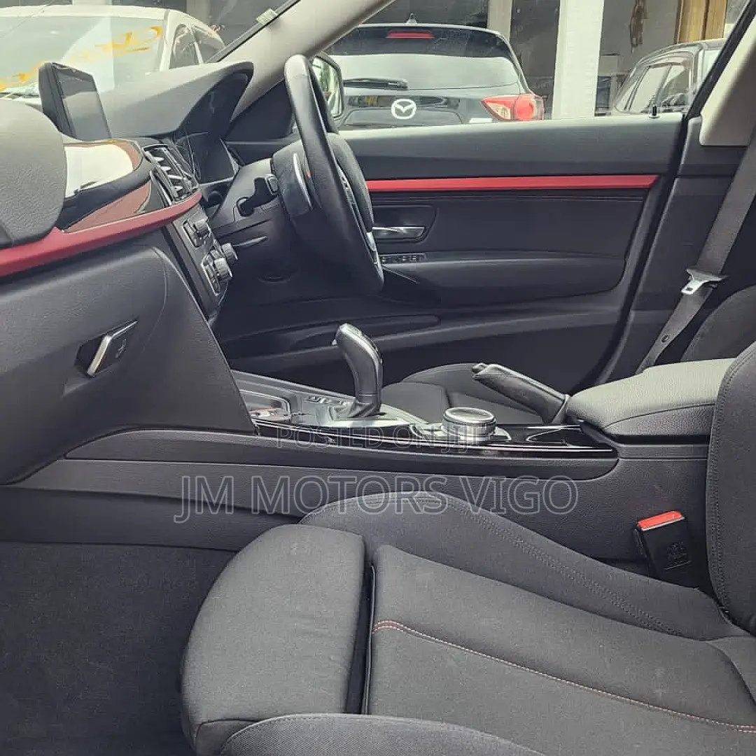 BMW 320i Sedan RWD 2014 White