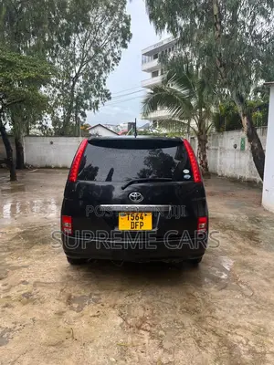 Toyota ISIS 2009 Black