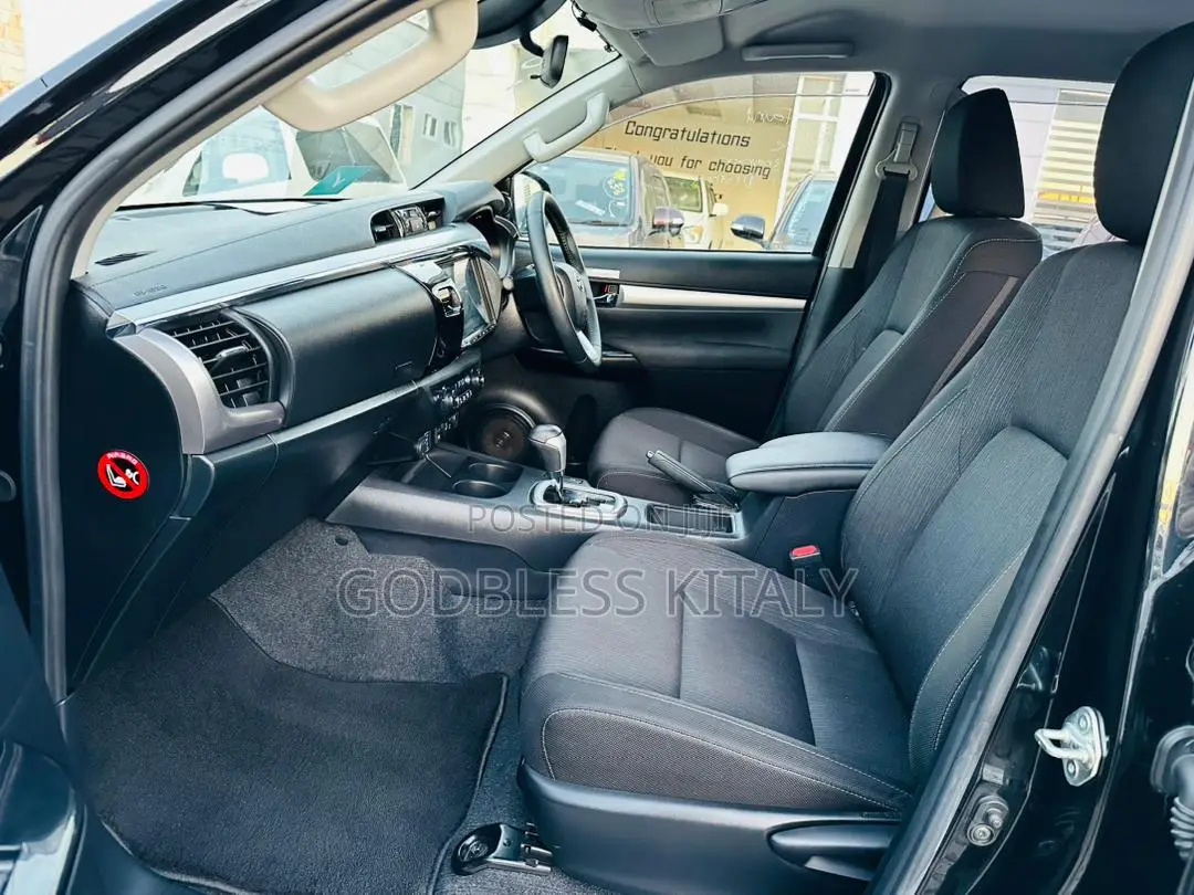 Toyota Hilux 2021 Black