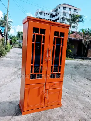 Makabati Ya Vyombo Mbao Ngumu Clean Sana Zinapatikana.
