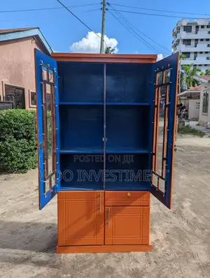 Makabati Ya Vyombo Mbao Ngumu Clean Sana Zinapatikana.