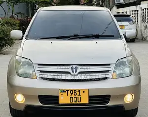 Photo - Toyota IST 2004 Gold